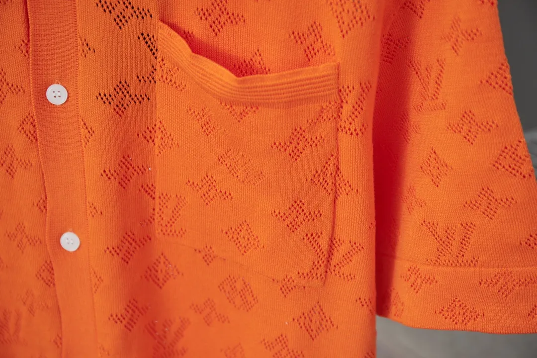 🅿️240 high-quality LV Louis 2025 spring and summer new, hollow jacquard knitted cardigan, the fabric is made of 150D/48F polyester special-shaped optical long fiber thread ➕40 count double-ply ring-spun pure cotton yarn, woven with a 24-needle cylindrical jacquard loom imported from Italy, the upper body is more textured S M L XL